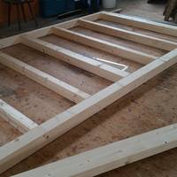 Holzkonstruktion für die Waldhütte
